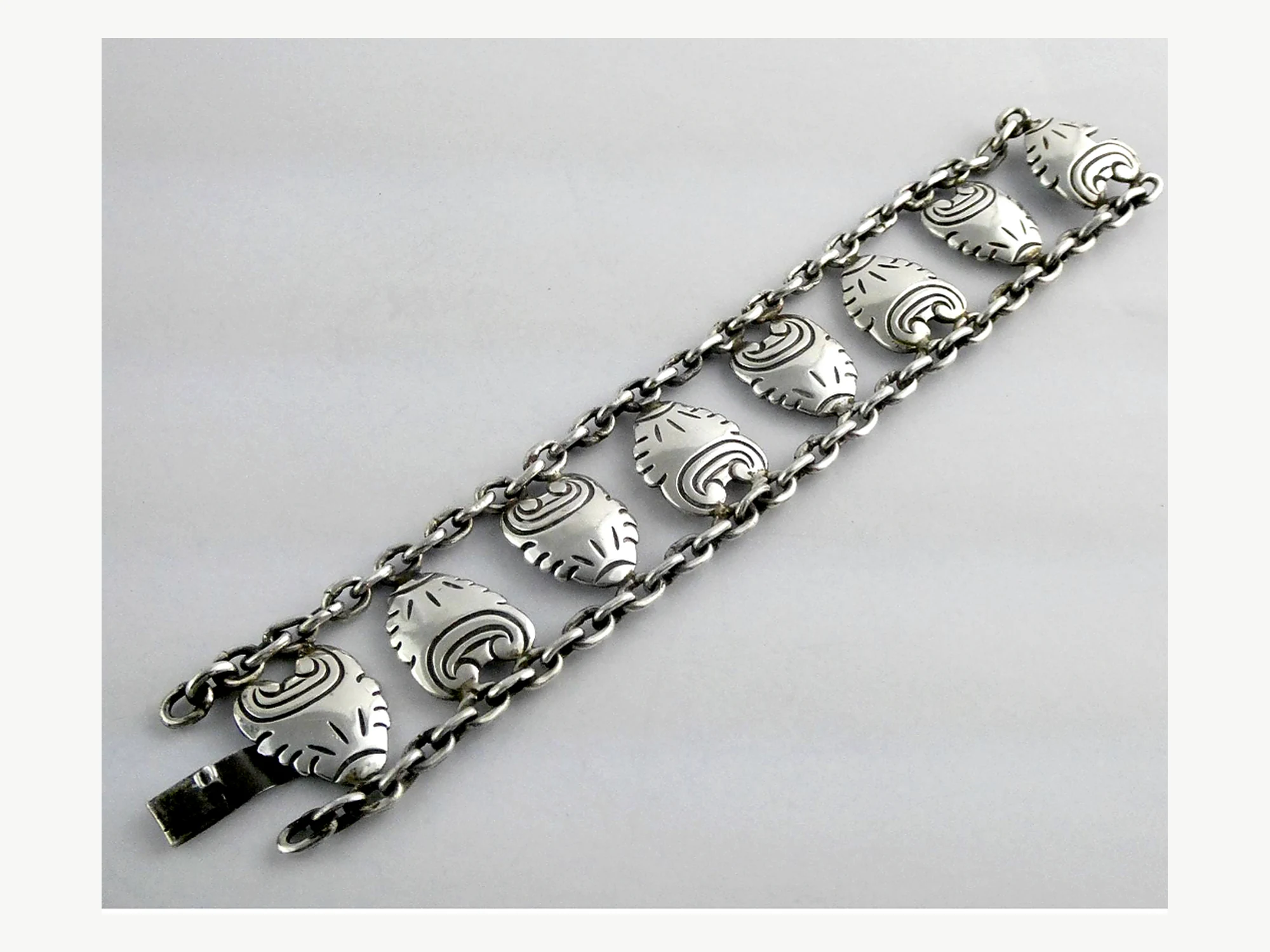 Héctor Aguilar Scalloped Plaque Link Bracelet