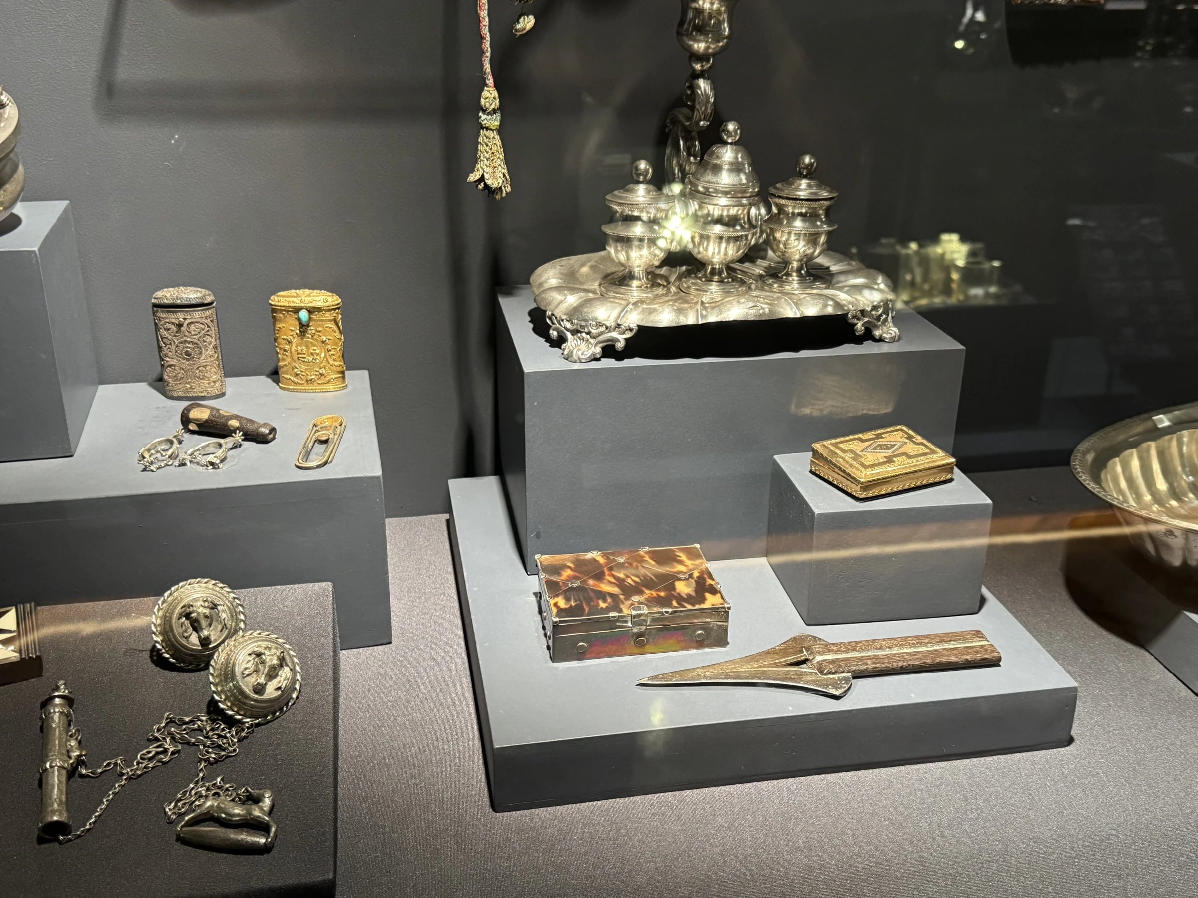 Viceregal silver case view: inkstand group, caskets, filigree boxes