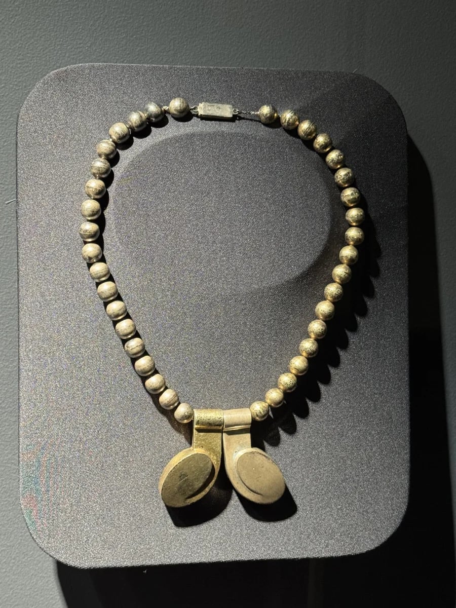 Collar dos lenguas (two-tongues necklace)