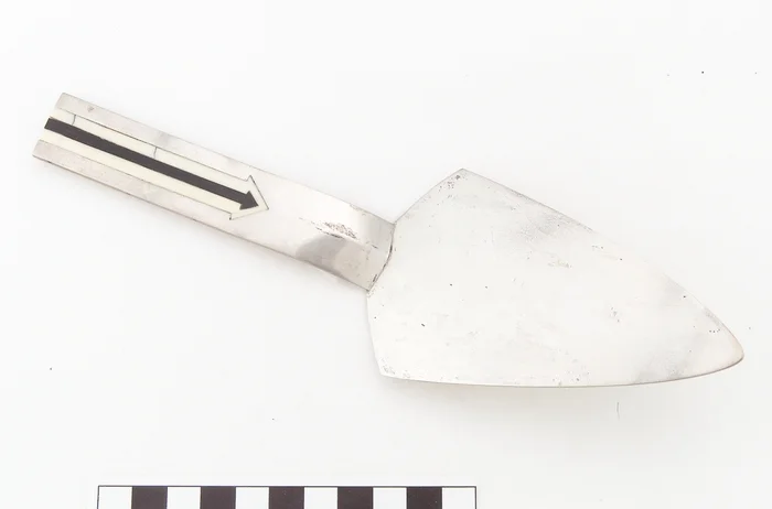 Serving utensil