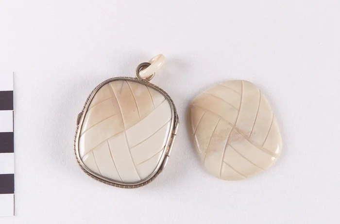 Locket pendant