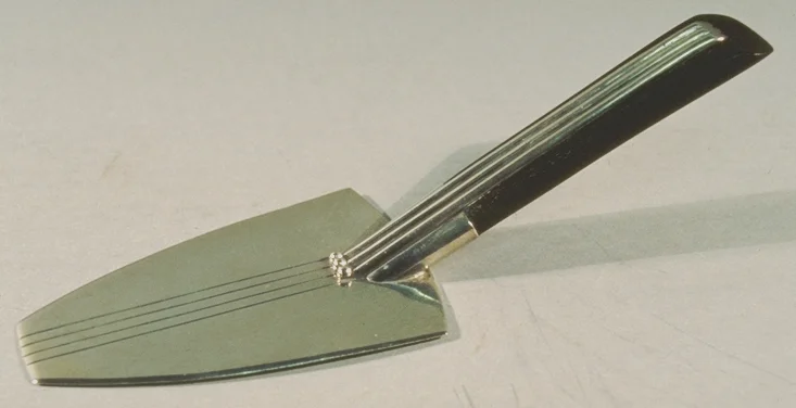 Cake server: linear design