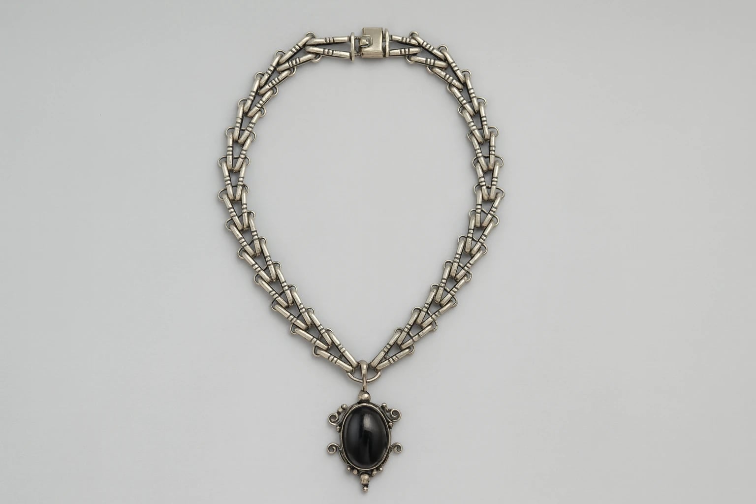 Héctor Aguilar Onyx V Necklace